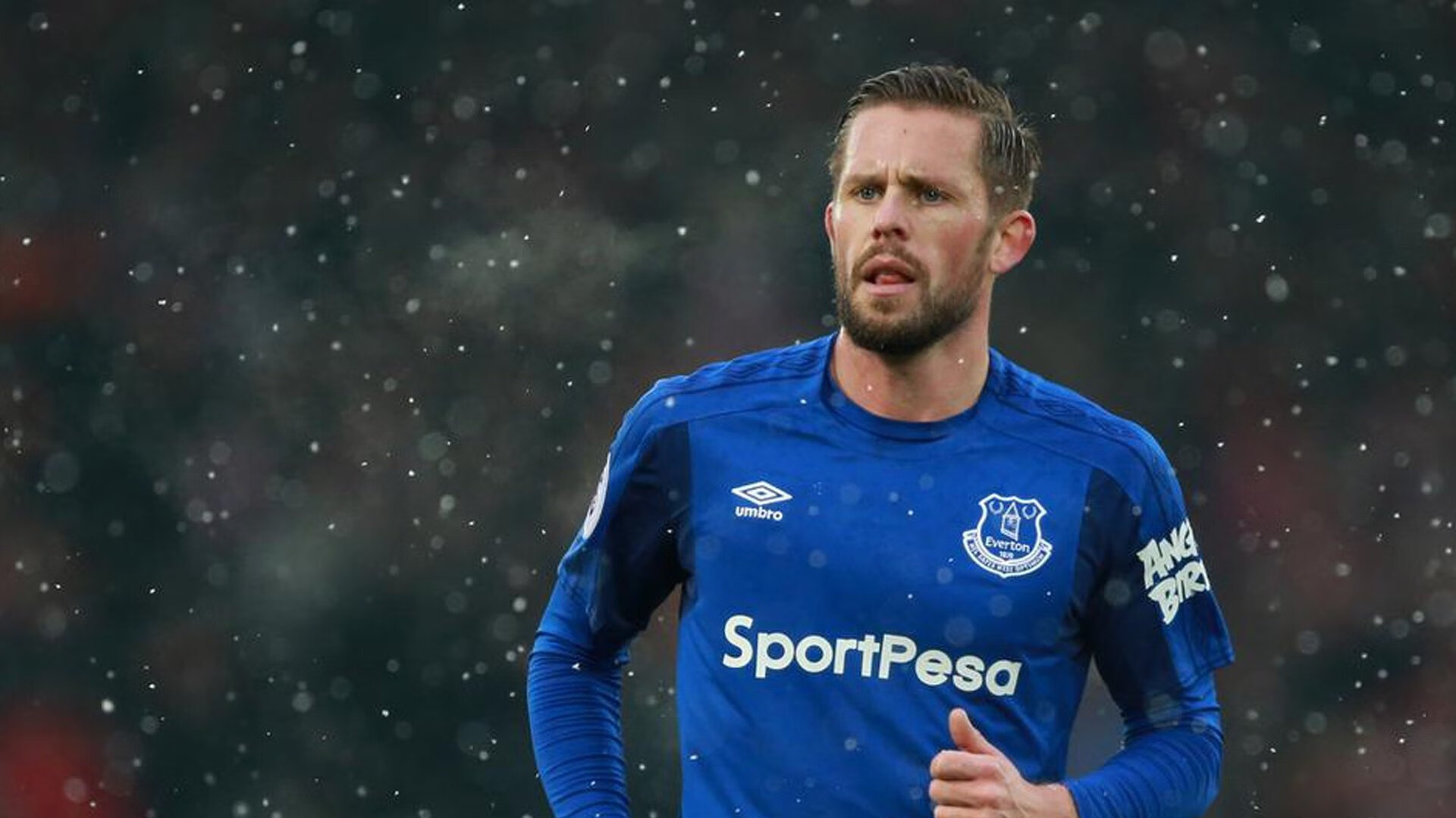 【冠军争夺激烈】一场比赛决定季后赛名次,冠军季中赛